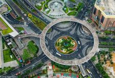 Круглый пешеходный мост в Шанхае (Китай)