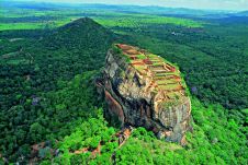 Горный дворец "Львиная скала" (Lions Rock) в Сигирия - достопримечательность Шри-Ланки