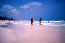 Пляж с розовым песком (Pink Sands Beach) на острове Харбор, Багамы