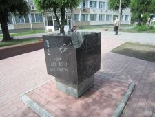 Памятник, который студентам нужно... грызть! Абакан, Россия
