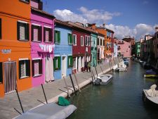 Остров Бурано (Burano) - островной квартал Венеции с разноцветными домами, Италия