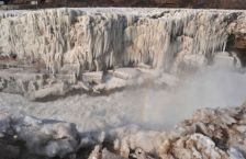 Водопад Хукоу (Hukou Waterfall) превращенный в гигантскую ледяную скульптуру, Китай