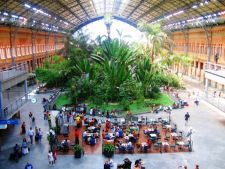 Железнодорожный вокзал Аточа (Estacion de Atocha) в Мадриде превращенный в тропический сад, Испания