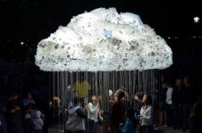 Скульптура Облако (Cloud) из 6000 лампочек, творение Каитлинда Брауна