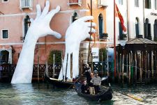 Скульптура «гигантские руки из воды» в Венеции, Италия